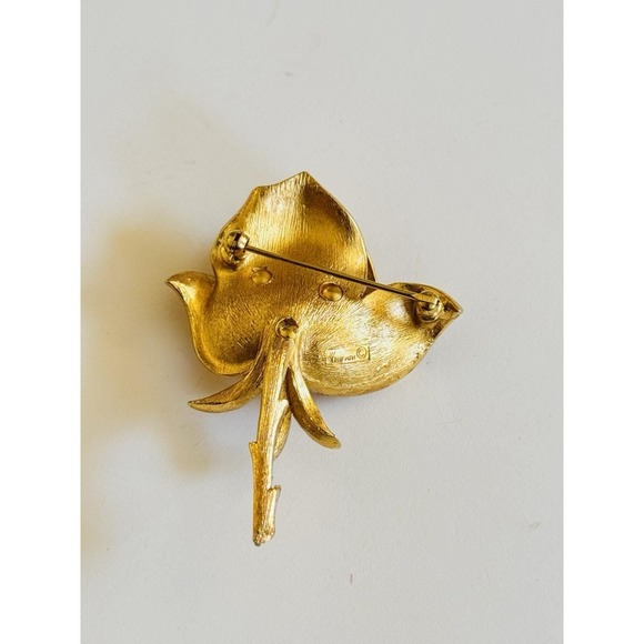 VTG Crown Trifari Rose Pin Brooch Brushed Gold Tone Rare Thorny Blooming Flower - Picture 5 of 6